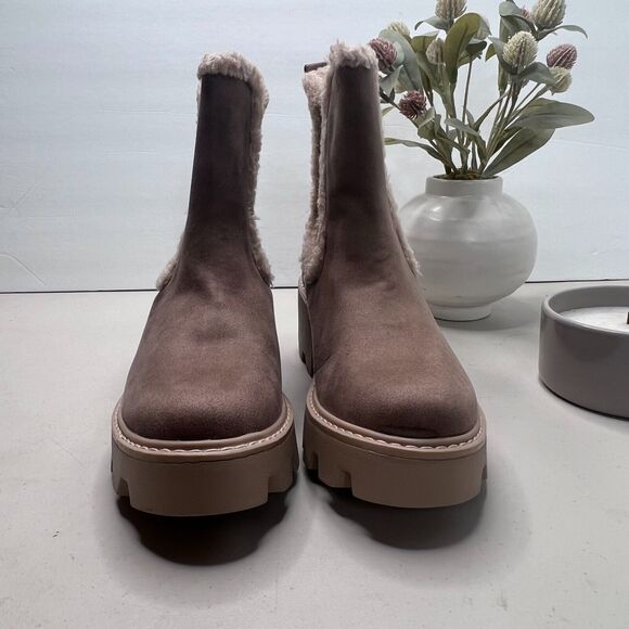 DV by Dolce Vita Vinny Lug Sole Ankle Bootie Tan Pull On Fur Trim Women 8 NWOB - Picture 2 of 10